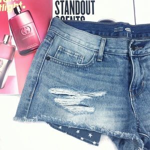 Distressed semi- fitted short jeans size 4